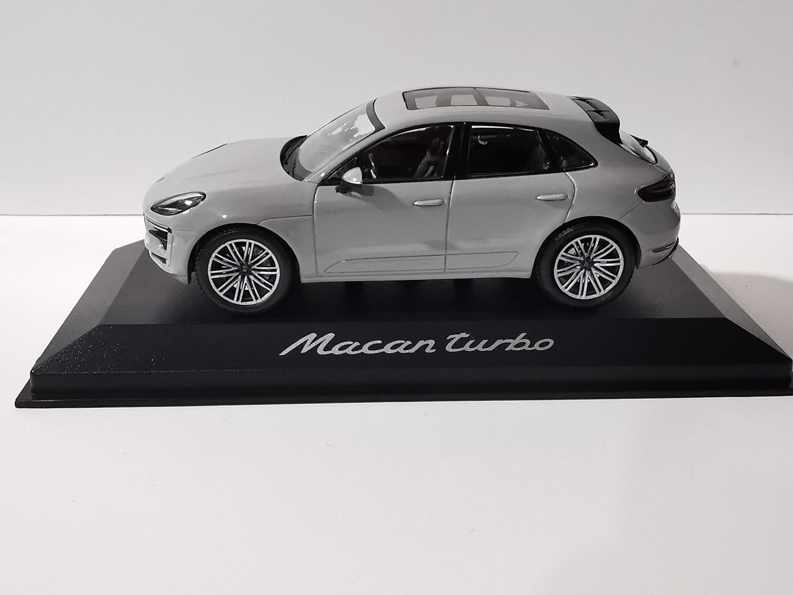 Porsche Macan Turbo 2019 Chalk Grey - 2