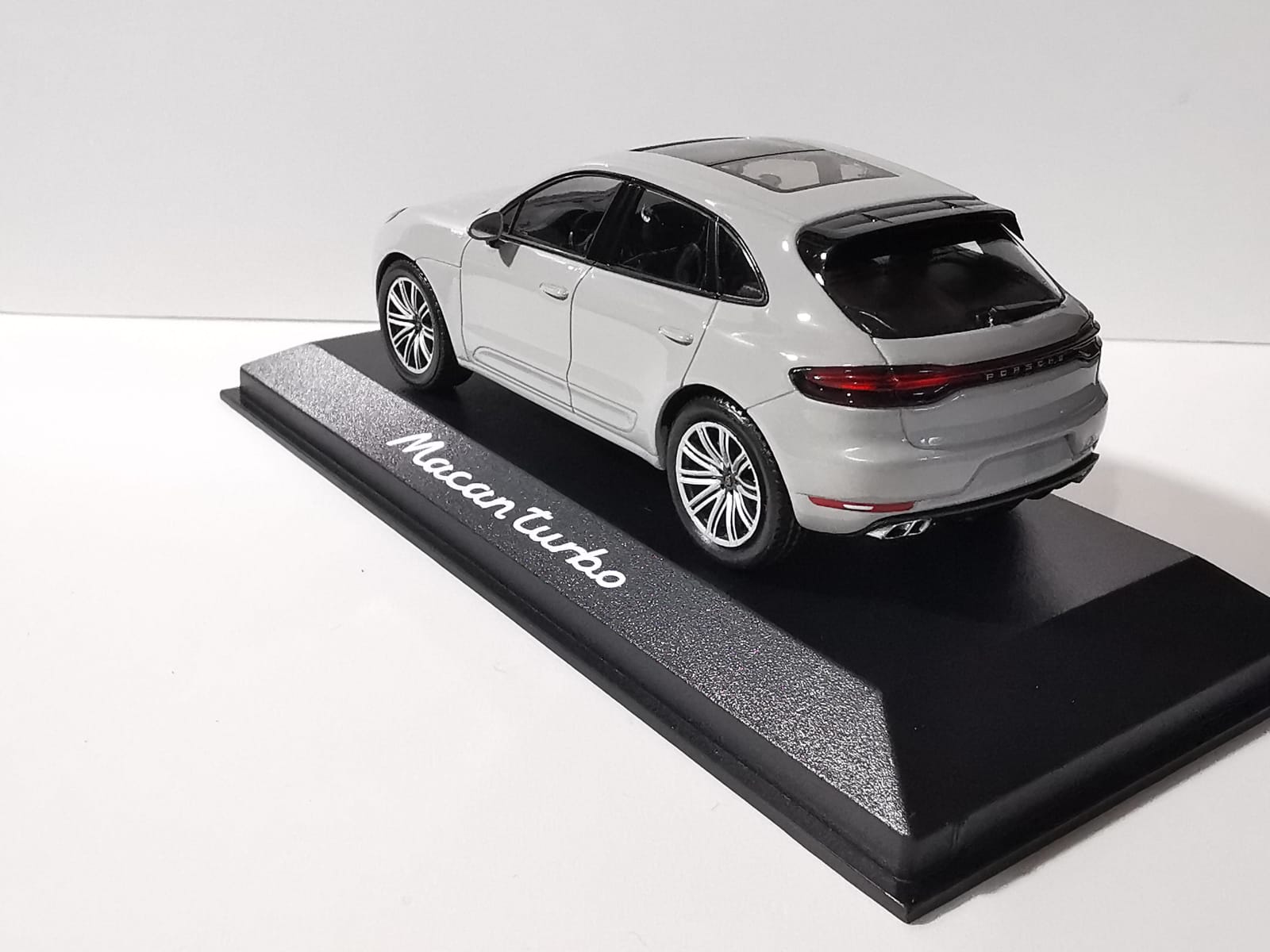 Porsche Macan Turbo 2019 Chalk Grey - 3