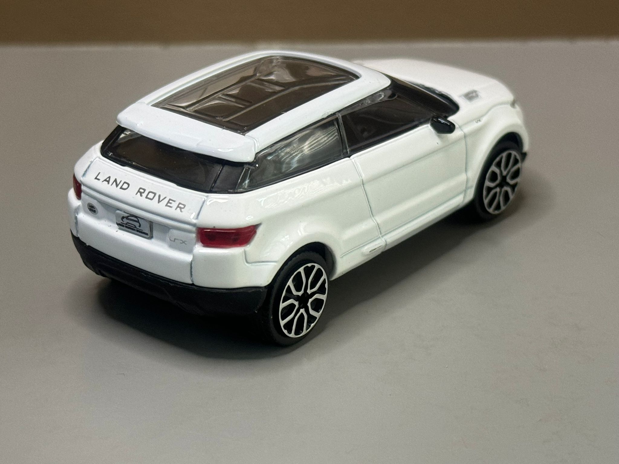 Land Rover Evoque white.