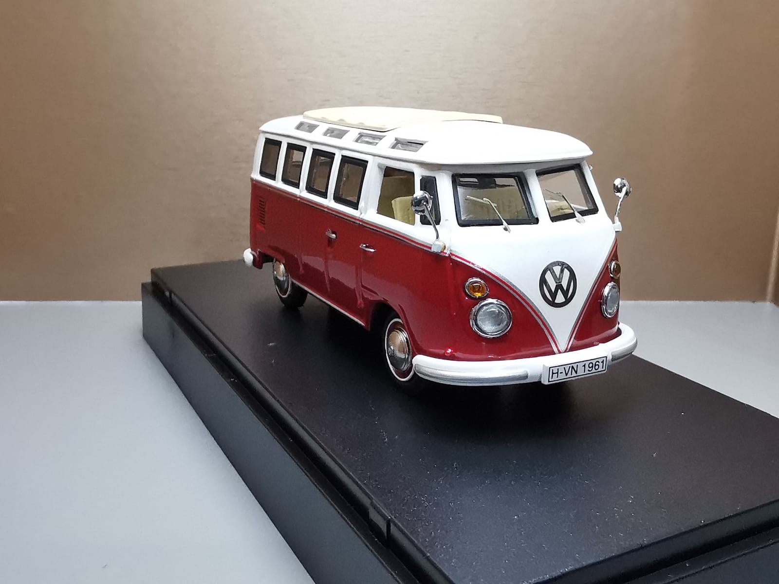 VW T1 c Samba Bus rosu - 3