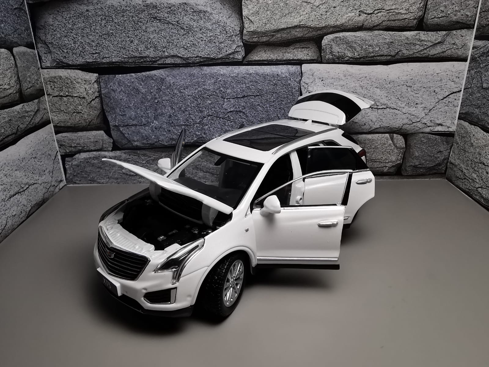 Cadillac XT5 white cu led-uri si sunete 1