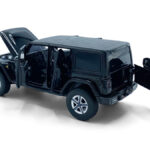 jeep-wrangler-sahara-unlimited-licht-geluid-en-sturende-voorwielen-zwart