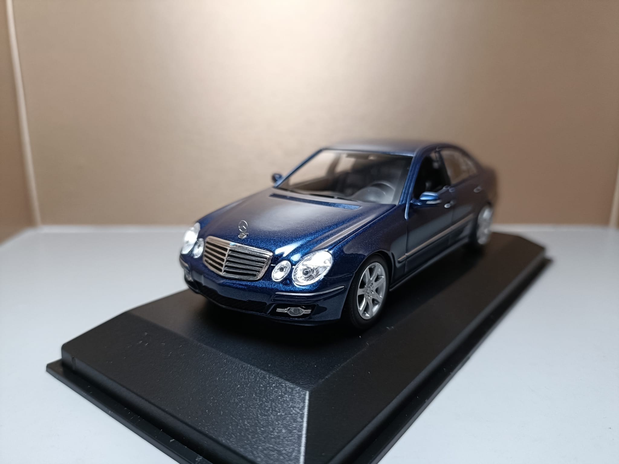 Mercedes Benz E-Klass (w211) 2006 blue metallic 1