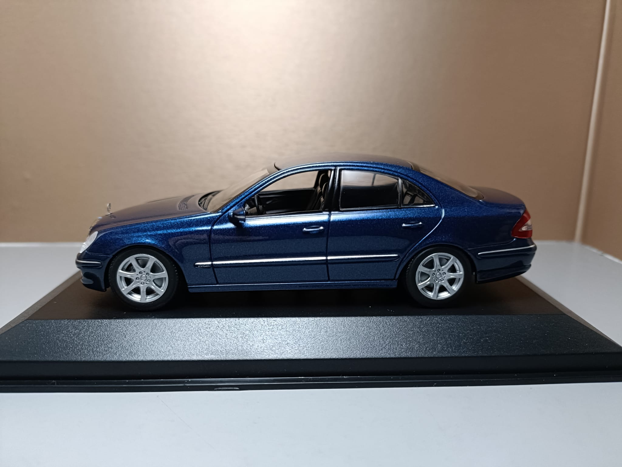 Mercedes Benz E-Klass (w211) 2006 blue metallic 2