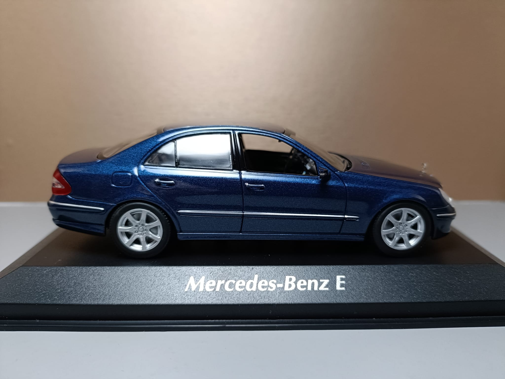 Mercedes Benz E-Klass (w211) 2006 blue metallic 4