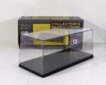 Vitrina din plexiglass cu postament negru si cutie de carton scala 1/24