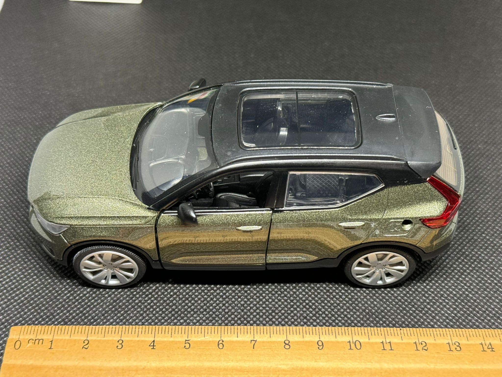 Volvo XC40 green 2018..