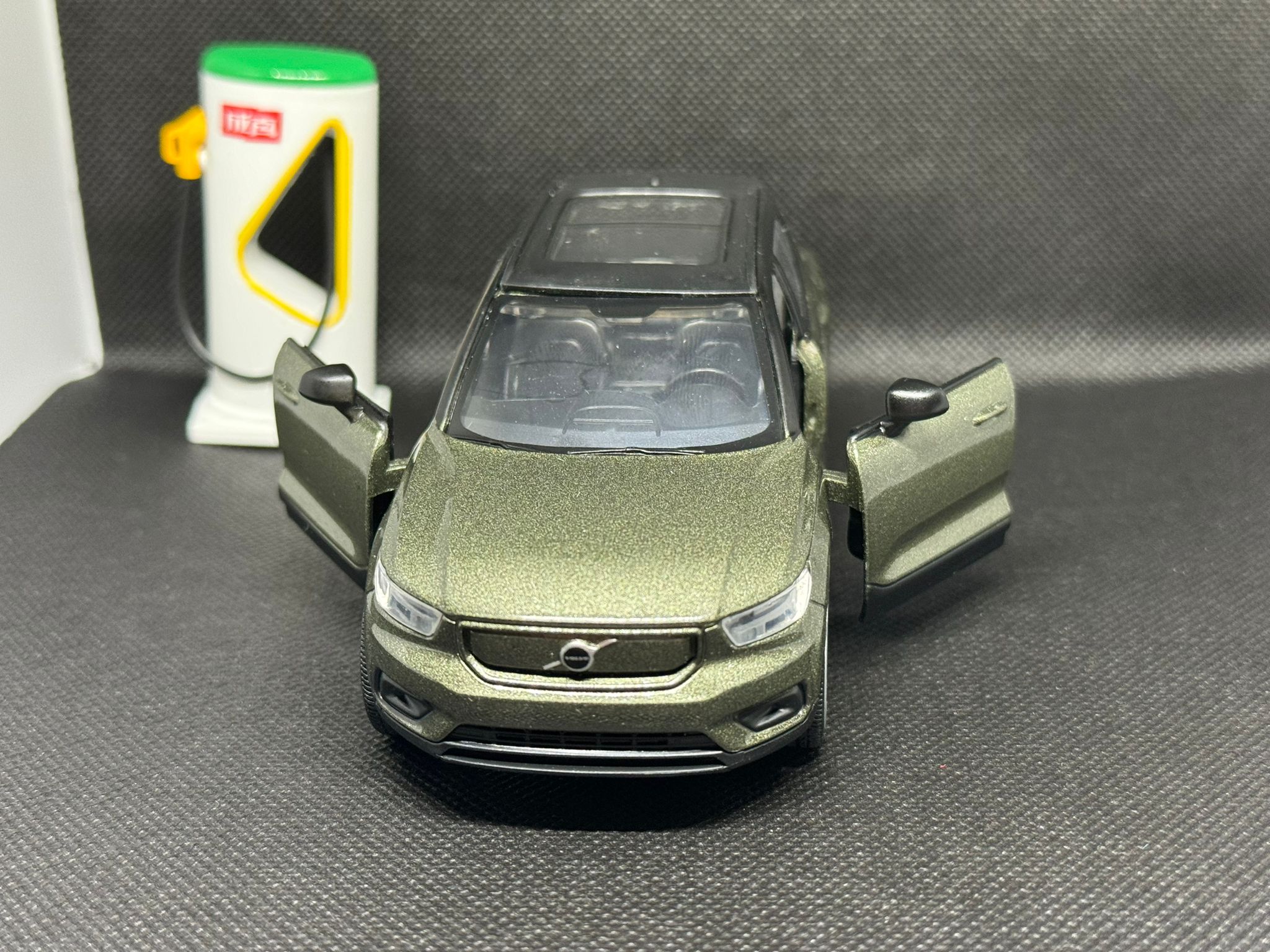 Volvo XC40 green 2018.