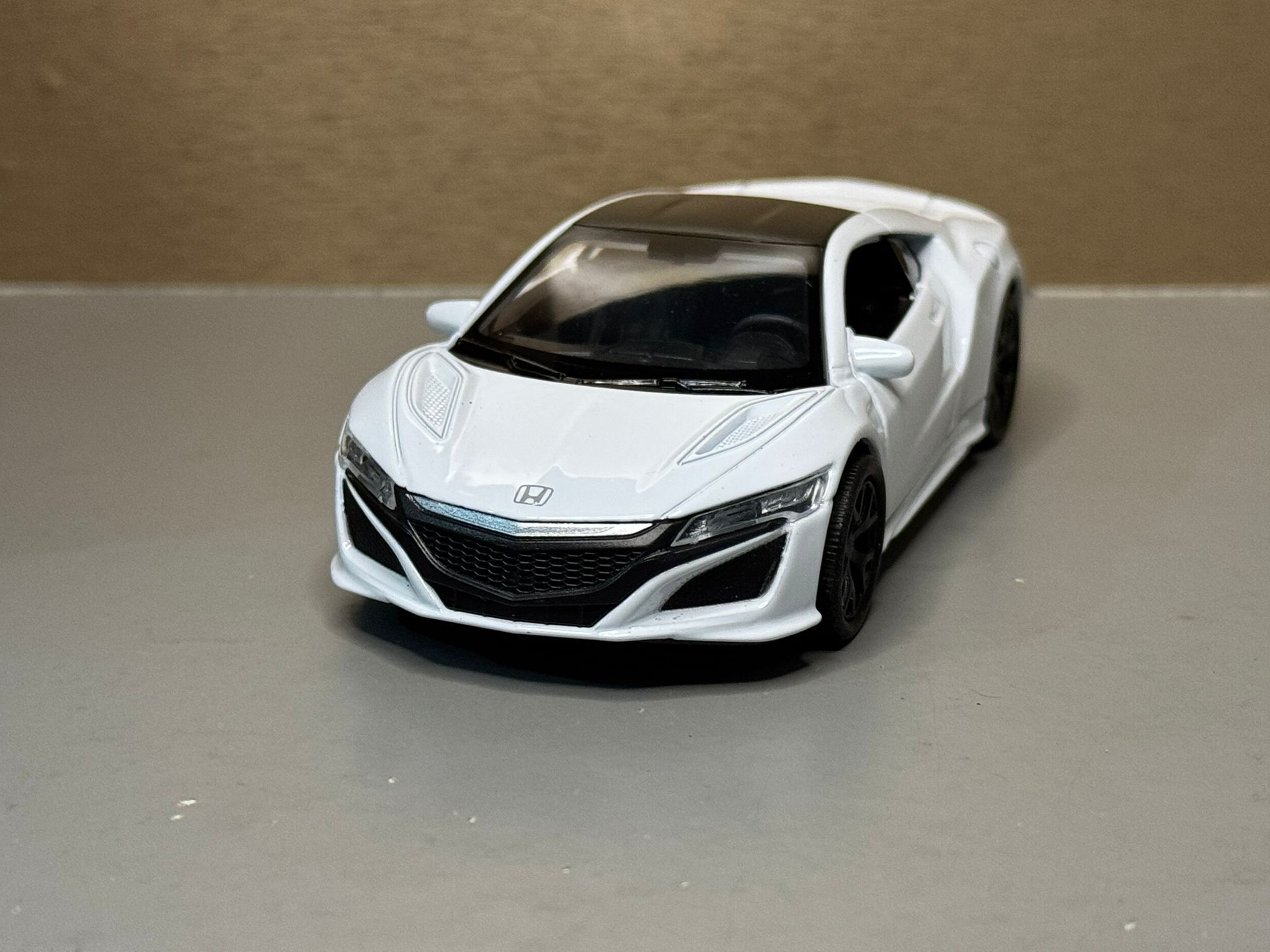 Honda NSX 2017 white.
