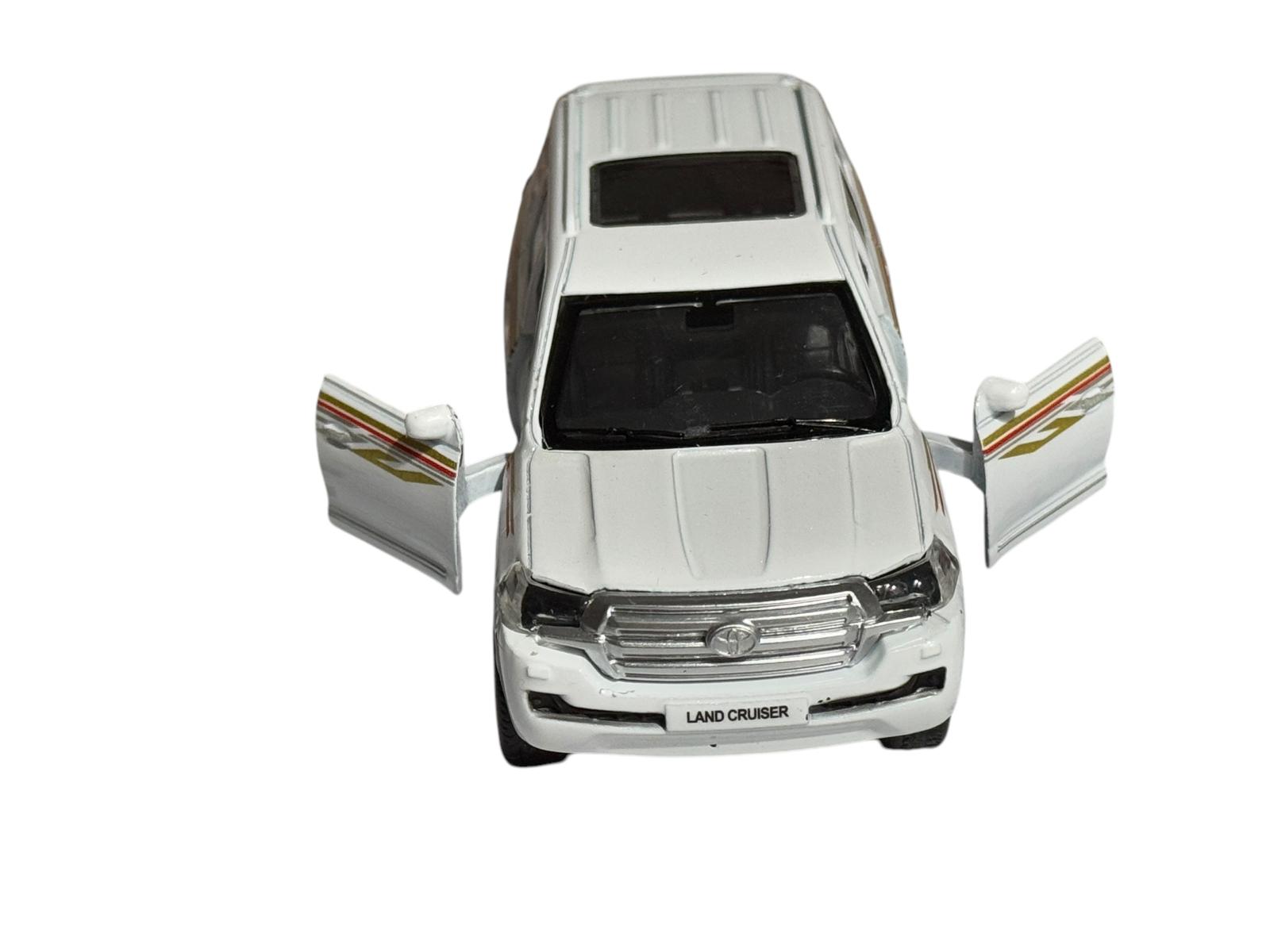 Toyota Land Cruiser white..